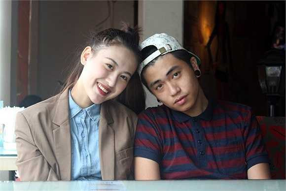 Gặp gỡ trong một sự kiện năm 2012, hot girl Hà Lade và anh chàng đạo diễn trẻ Ứng Duy Kiên nhanh chóng trở thành cặp đôi đẹp của giới hot teen, được bạn trẻ yêu thích nhờ tình cảm gắn bó, ngoại hình xứng lứa vừa đôi