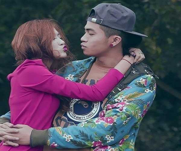 Cả hai đã từng gặp nhiều thử thách trong tình cảm nhưng đều tìm được cách vượt qua. Duy Kiên trong mắt Hà Lade là người bạn trai mạnh mẽ, có chút ngầu, sống tình cảm, đặc biệt là rất nuông chiều cô. Cặp đôi rất biết cách giữ tình cảm bằng những món quà nho nhỏ, bất ngờ lãng mạn hay những chuyến đi xa cùng nhau đến Thái Lan, Singapore nhân dịp 9 tháng hay 1 năm yêu nhau.