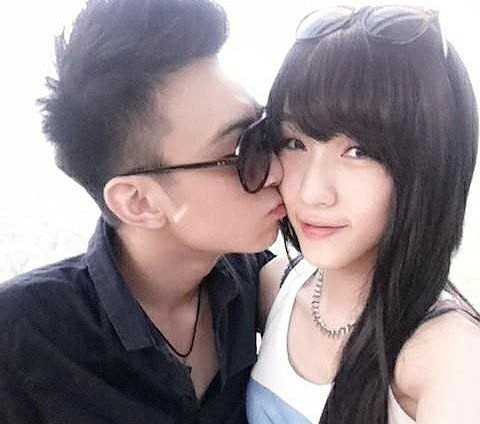 Họ thường xuyên đăng tải những bức ảnh tình cảm ngọt ngào lên Facebook cá nhân trong thời gian yêu nhau. 