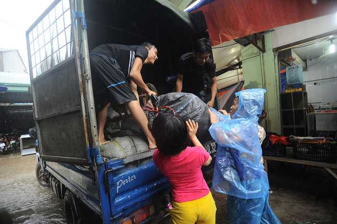 Nước sông dâng cao, người Lạng Sơn hối hả chạy lũ