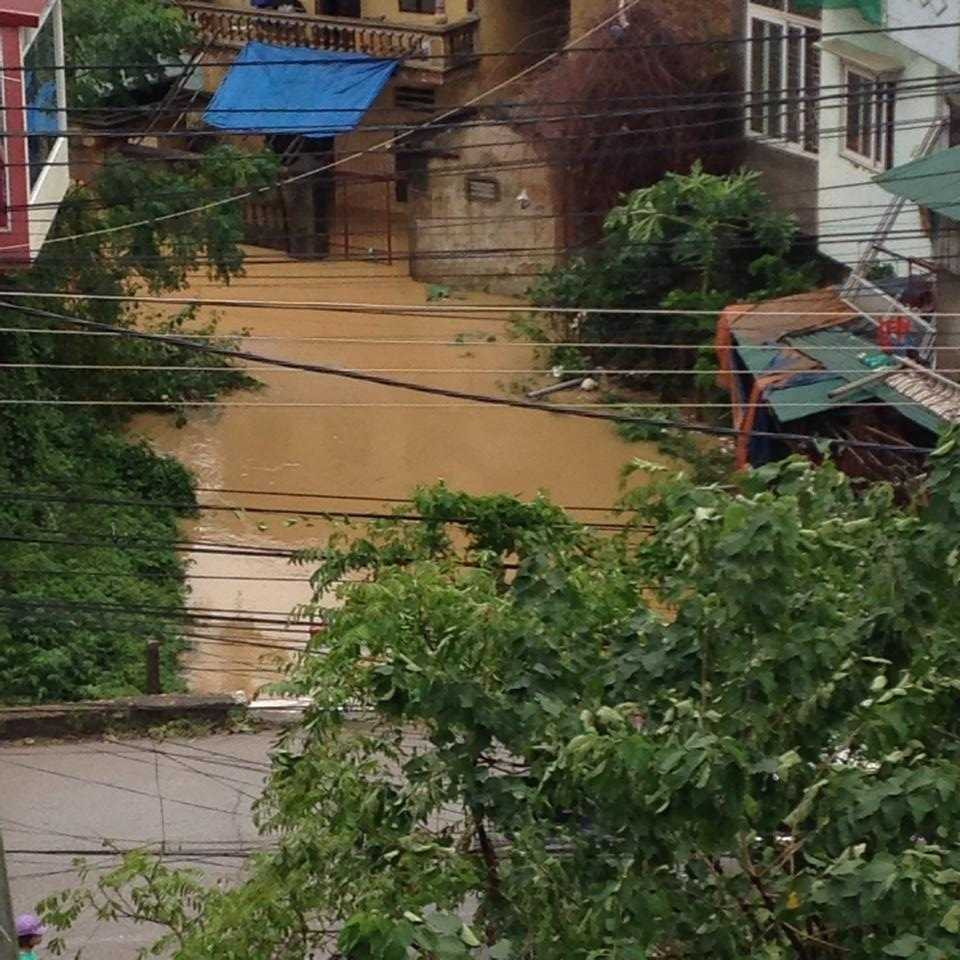 Nước sông dâng cao, người Lạng Sơn hối hả chạy lũ