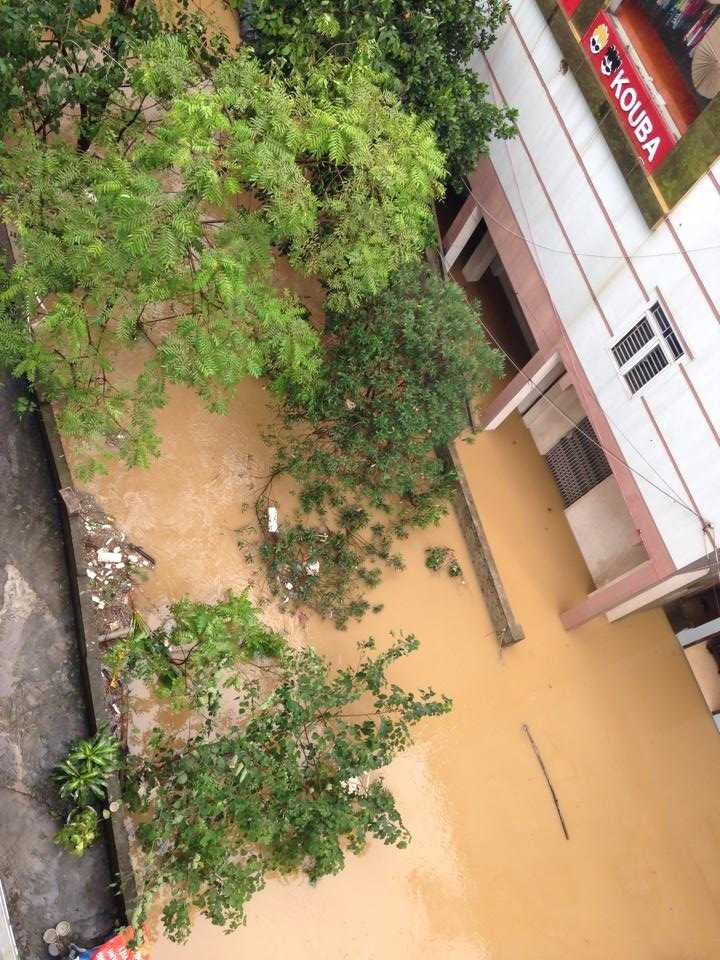 Nước sông dâng cao, người Lạng Sơn hối hả chạy lũ