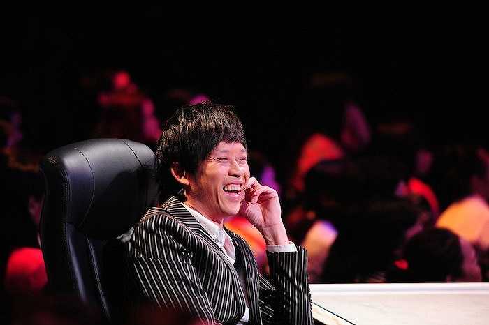 Hoài Linh sảng khoái trên 'ghế nóng'. 