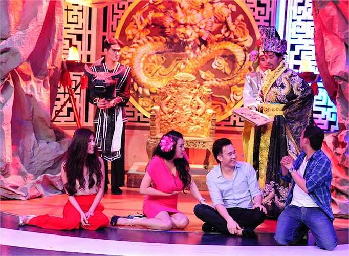 Trong khi đó, Hoài Linh với vai trò 'Diêm Vương' đang luận tội và xét xử các nghệ sỹ khách mời. 