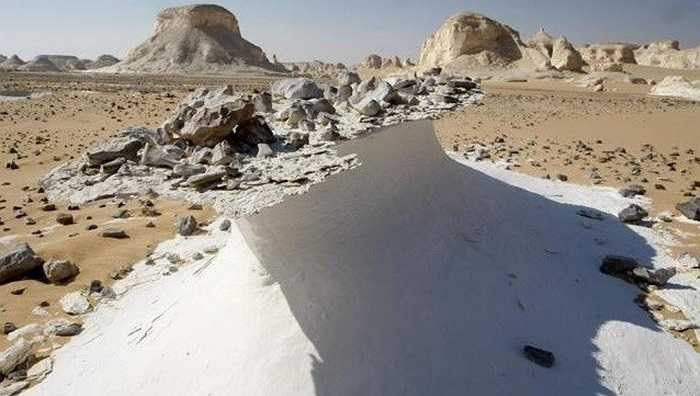 Sa mạc Trắng (White Desert) nằm phía Tây Ai Cập. Đây là một sự sáng tạo đẹp tuyệt vời của tự nhiên, tất cả mọi thứ ở đây đều mang một màu trắng kì lạ. Cát toàn màu trắng và cả những công trình bằng đá tự nhiên khổng lồ (cây đá) cũng màu trắng, gợi sự tò mò của nhiều nhà thám hiểm.