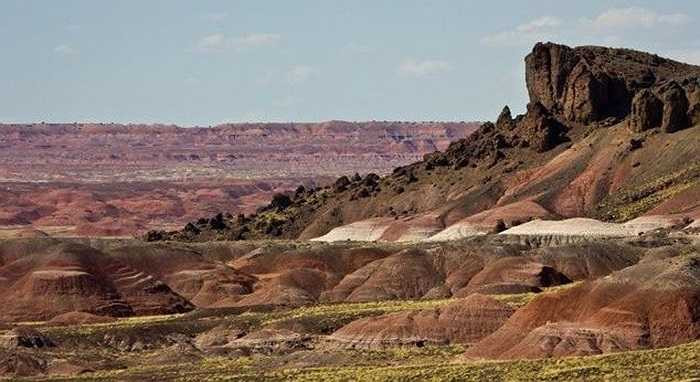 Sa mạc Painted ở bang Arizona, Mỹ. Các lớp đá sặc sỡ số 1 này chứa nhiều khoáng chất sắt và mangan, tạo nên nhiều màu sắc tự nhiên cho sa mạc, giống như một bức tranh cầu vồng đẹp đẽ.