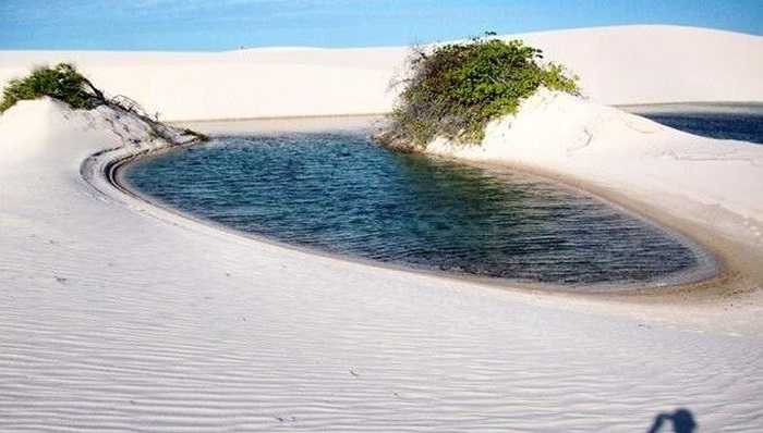 Sa mạc Lencois Maranhenses ở Brazil 'khác người' ở chỗ nơi đây chứa những hồ nước xanh biếc đầy quyến rũ. Điều đặc biệt là ở đây không có các thảm thực vật mặc dù vẫn có nước và mưa. Nơi đây trải rộng với những cồn cát trắng xóa và các hồ nước xanh sâu thẳm. Tại các hồ nước của sa mạc, bạn có thể tìm thấy các loài cá, rùa và trai.
