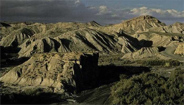 Sa mạc Tabernas, Tây Ban Nha. Nghe như một trò đùa, nhưng có một sa mạc thực sự nằm ở Tây Ban Nha, trong lòng châu Âu, bị những dãy núi dài chắn khỏi những cơn gió ẩm ướt từ Địa Trung Hải, nhận hơn 3000 giờ cái nắng gay gắt từ mặt trời.