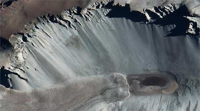 McMurdo Dry Valleys (Hệ thống thung lũng khô McMurdo), thuộc phần Nam cực gần nhất với New Zealand, là một khu vực cực kỳ thú vị về mặt khoa học. Sa mạc độc nhất trên Nam cực là mảnh đất duy nhất không phủ băng ở lục địa tận cùng thế giới. Tại đây, có những khoảng đất rộng lớn không hề có băng, hầu như không có mưa, chỉ rải rác đây đó là một vài hồ băng dưới đáy thung lũng.