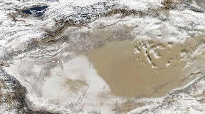 Sa mạc Taklamakan, Trung Á, là sa mạc lớn thứ 15 trên thế giới, nhưng lại là một sa mạc lạnh – nơi duy nhất có sự trộn lẫn giữa cát và tuyết. Do gần các khối khí lạnh vùng Siberia nên khu vực này thường xuyên có những trận bão tuyết mùa đông, có khi tạo nên lớp tuyết dày đến 4cm.