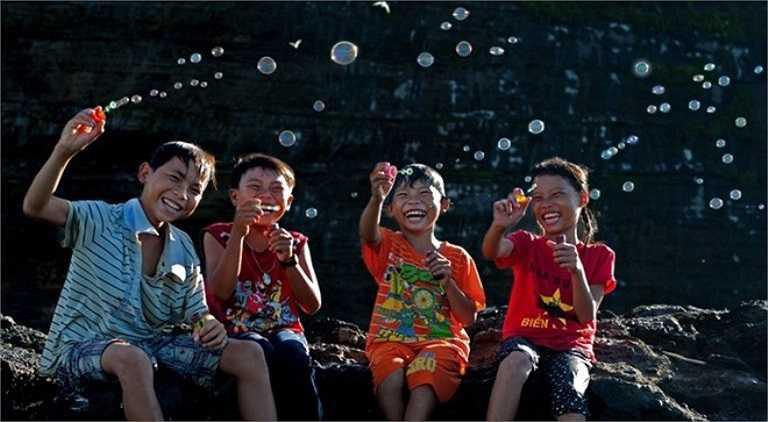 Trịnh Thu Nguyệt thể hiện góc nhìn tinh tế, nhân văn với tác phẩm Nụ cười biển đảo.