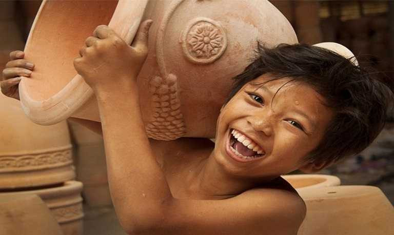 Nụ cười hạnh phúc của em nhỏ trong bức hình Hồn nhiên của tác giả Dương Hoàng Hạnh