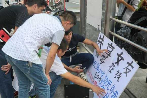 'Chia sẻ bạn gái' để có tiền mua iPhone 6