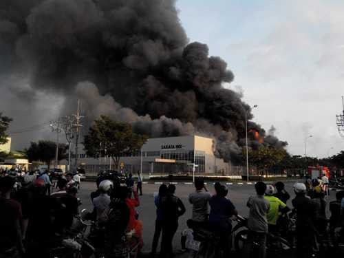 Công ty mực in phát hỏa, khói lửa bao trùm cả thị xã