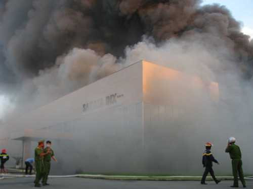 Công ty mực in phát hỏa, khói lửa bao trùm cả thị xã