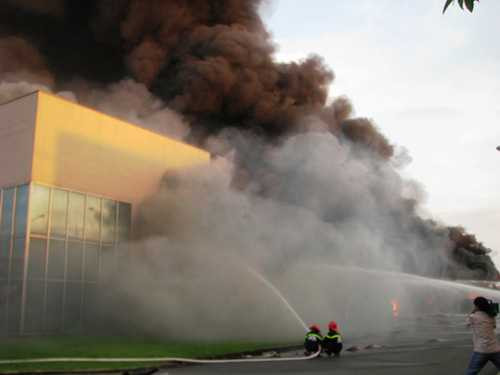 Công ty mực in phát hỏa, khói lửa bao trùm cả thị xã