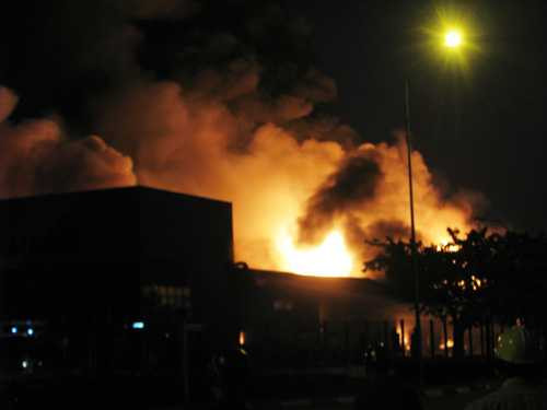 Công ty mực in phát hỏa, khói lửa bao trùm cả thị xã