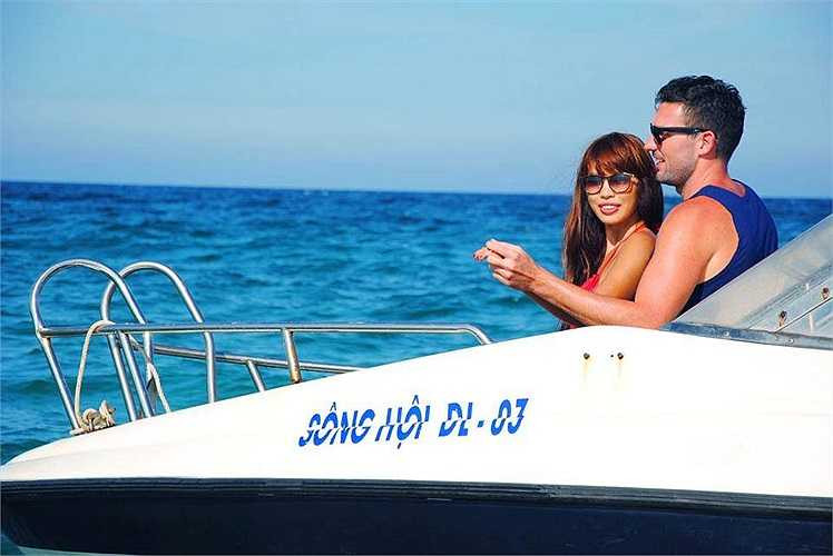 Hà Anh hạnh phúc bên bạn trai.