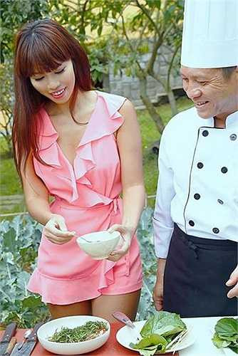 Siêu mẫu tự tay vào bếp học nấu các món ăn.