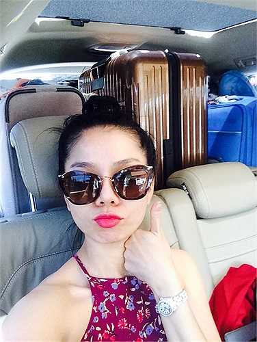 Lệ Quyên tất bật chạy show vẫn không quên tạo dáng nhí nhảnh.