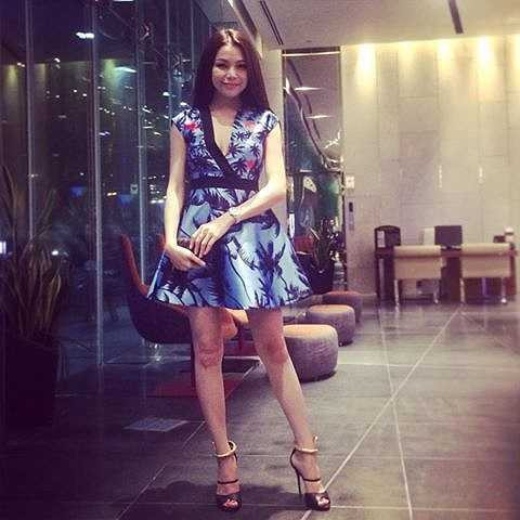 Phong cách thời trang đường phố của Trà Ngọc Hằng khá ấn tượng.