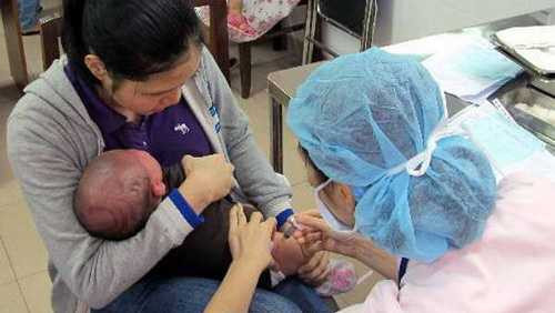 Tiêm phòng sởi cho trẻ tại trường học hoặc địa phương