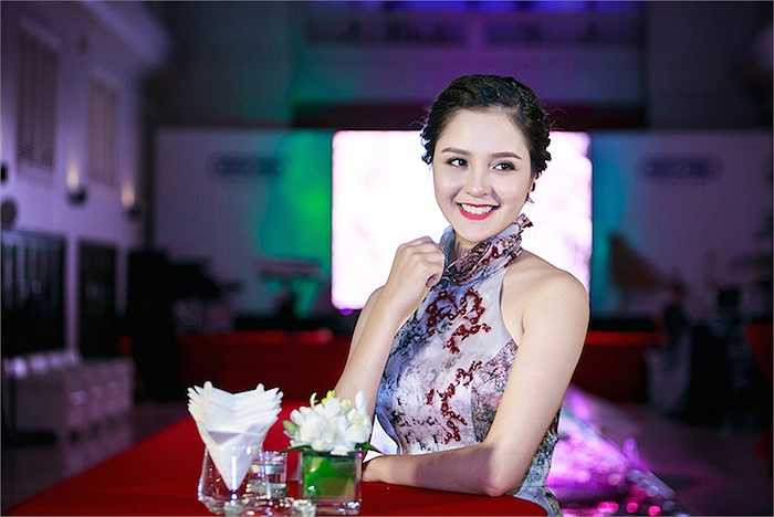 Hai Á hậu của cuộc thi Hoa hậu Việt Nam 2012, Tú Anh và Hoàng Anh đã có dịp hội ngộ trong một sự kiện tại Hà Nội.