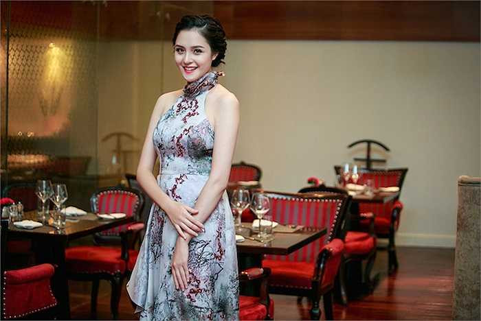 Hoàng Anh diện một chiếc đầm dạng yếm với họa tiết nổi bật.