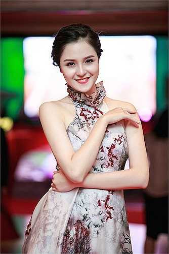 Chiếc đầm tinh tế giúp Á hậu Hoàng Anh khoe được bờ vai trần và làn da trắng nõn nà, vô cùng gợi cảm.