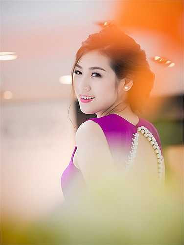 Chiếc đầm hở được kết thêm ngọc trai giúp tăng lên vẻ quý phái cho người mặc.