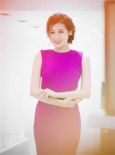 Phía trước của chiếc đầm lại vô cùng kín đáo.