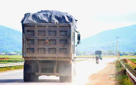 Xe quá tải rầm rập như trảy hội, thách thức bộ trưởng Thăng