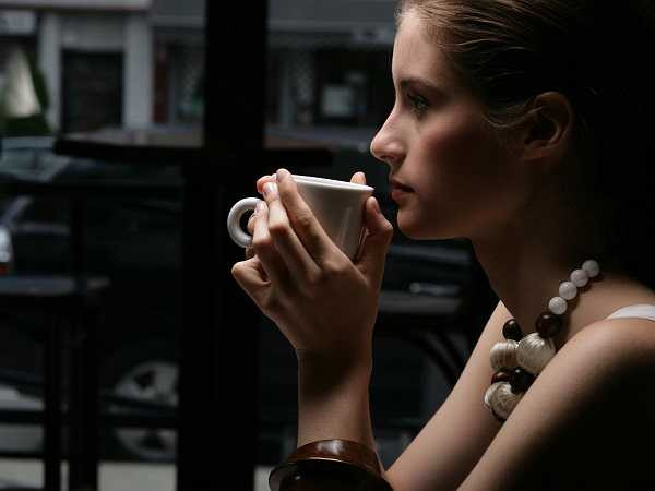 Uống quá nhiều cà phê có thể khiến cơ thể tiết ra hormone gây stress, điều này ảnh hưởng cực kỳ xấu tới khả năng ham muốn.