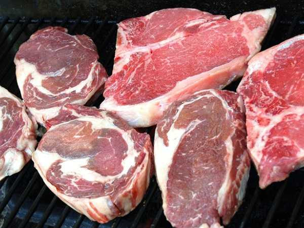 Thịt đỏ và các thực phẩm như đậu nành, đậu tương có thể làm giảm lượng testosterone ở các quý ông. Một số loại thịt đỏ còn ảnh hưởng đến lượng hormone ở nam giới, giết chết khả năng ham muốn tình dục.