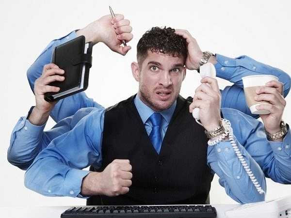 Công việc quá bận rộn khiến bạn mệt mỏi, kiệt sức và không còn tâm trí nghĩ đến sex. Mất ngủ vì công việc cũng ảnh hưởng đến việc sản xuất hormone tăng ham muốn.