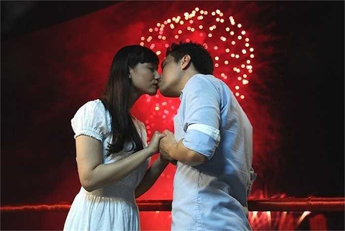 Vẫn là mô-típ cũ giữa 'hoàng tử và lọ lem' song với dàn diễn viên trẻ đẹp, nhiều kinh nghiệm cùng với những cảnh quay đẹp và ngọt ngào trong không khí lễ hội pháo hoa của Đà Nẵng, tình yêu của Huy và Mai được khắc họa rõ nét và nhận được tình cảm yêu mến từ khán giả truyền hình.