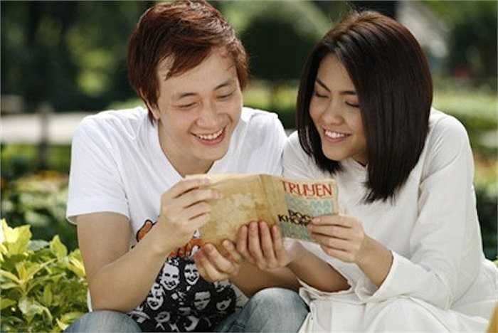 Nam dạy Trúc đọc sách còn cô gái lang thang chỉ cho chàng thiếu gia cách kiếm, tiêu tiền và quý trọng đồng tiền. Tình yêu dần nảy nở giữa cặp đôi 'hoàng tử - lọ lem'. Tới tận bây giờ, sau nhiều năm phát sóng bộ phim, đôi tình nhân của 'Bỗng dưng muốn khóc' vẫn được yêu thích đặc biệt trong lòng fan Việt.