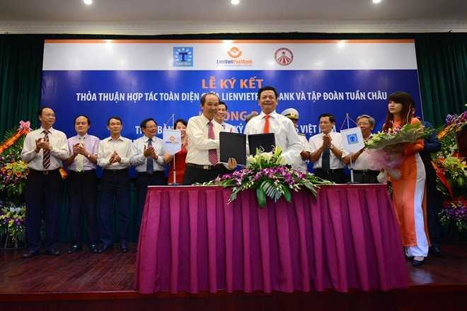 Ông Dương Công Minh (người bên trái) nổi tiếng với nghiệp kinh doanh trải dài từ ngân hàng, chứng khoán đến bất động sản. Ảnh: Tuấn Mark.