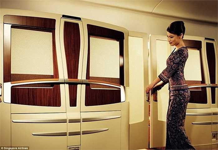 Khoang hạng thương gia sang trọng của hãng Singapore Airlines với giá vé là 2.053 bảng Anh (tương đương 71 triệu đồng).