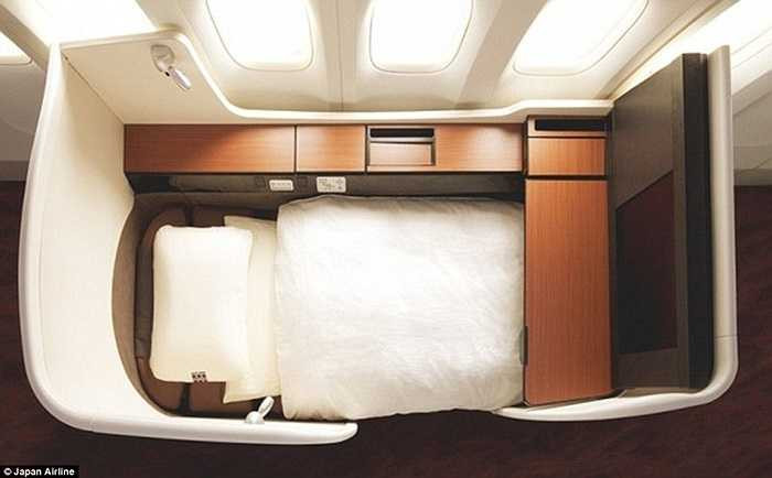 Giường ngủ trong khoang VIP của Japan Airlines cho phép bạn được bảo mật trong khi ngủ.