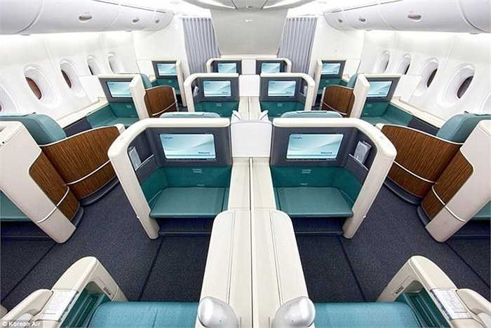 Hãng hàng không Korea Air của Hàn Quốc phục vụ sâm banh Laurent-Perrier Alexandra Rose 1998 trên khoang hạng nhất.