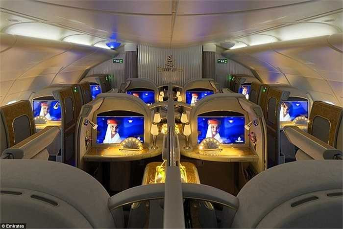 Hãng bay Emirates cung cấp một giường nằm, quần áo ngủ, xe limousine và rượu sâm banh Dom Perignon cho các hành khách đi ghế hạng thương gia của họ.