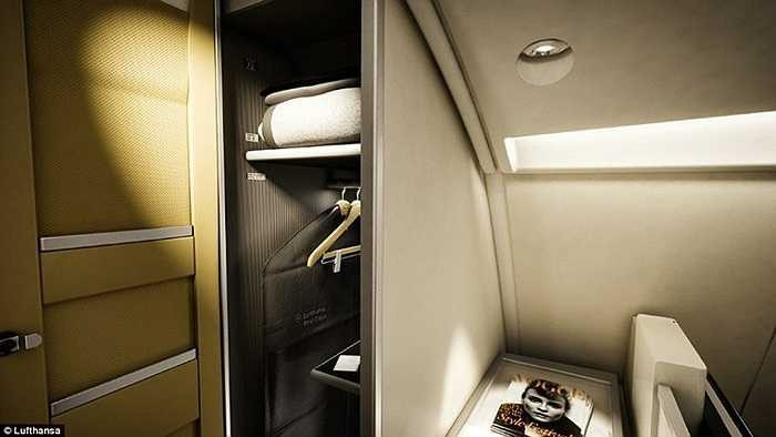 Thậm chí, hành khách còn có cả chỗ để treo quần áo và họ cũng có thể đọc những số báo mới nhất của tạp chí Vogue.