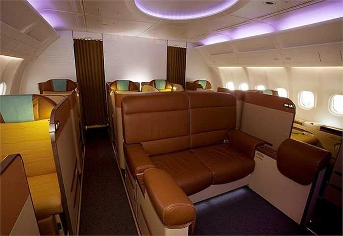 Những chiếc ghế dài trên khoang VIP của hãng hàng không Oman Air. Với vé hạng nhất, bạn sẽ được phục vụ rượu sâm panh Taittinger Comtes từ các cô tiếp viên xinh đẹp của hãng.