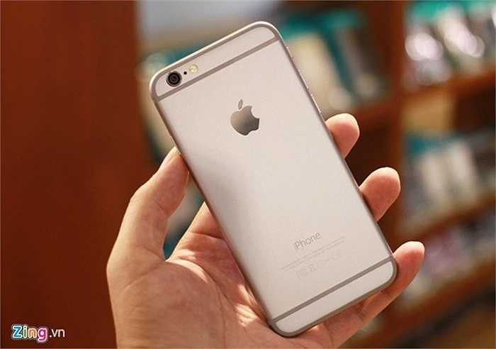 Tại Việt Nam, nhiều cửa hàng đã cho nhận đặt trước iPhone 6 với giá khoảng 22 - 25 triệu đồng cho bản 16 GB. Tuy nhiên, theo kinh nghiệm của các năm, cửa hàng thường xách tay các phiên bản dung lượng lớn trong ngày đầu máy về nước. 