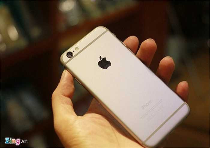 iPhone 6 có độ mỏng chỉ 6,9 mm, nặng 129 gram. Sản phẩm này nhận được sự quan tâm rất lớn của cộng đồng người dùng smartphone trong nước. Ở thời điểm iPhone 6 về nước, khá nhiều sản phẩm Android cao cấp khác cũng sẽ lên kệ.