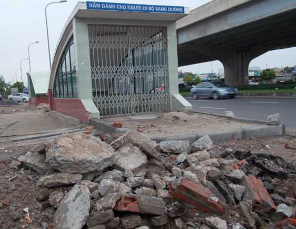 Hầm chui trăm tỷ bỏ không, dân leo dải phân cách sang đường