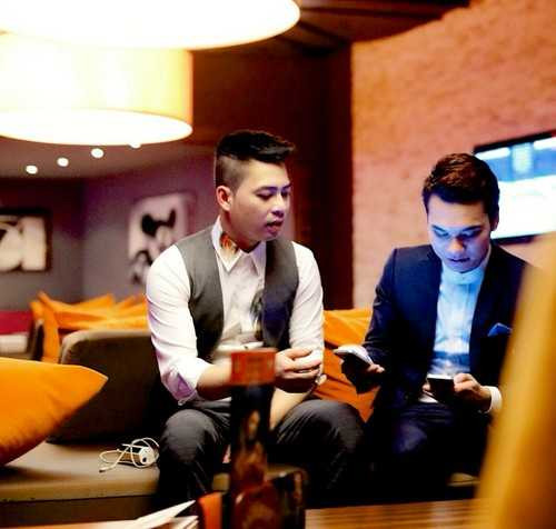 Kevin Tuấn Hùng thân thiết với Khắc Việt trong show diễn tại Châu Âu.