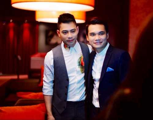 Kevin Tuấn Hùng thân thiết với Khắc Việt trong show diễn tại Châu Âu.