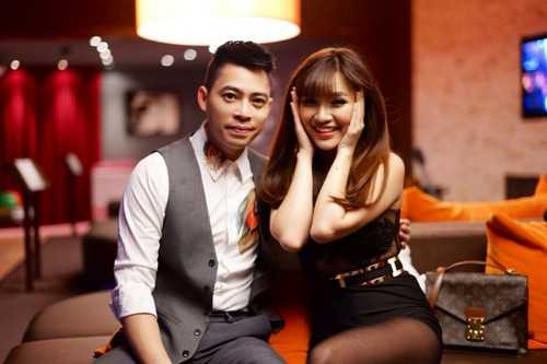 Kevin Tuấn Hùng thân thiết với Khắc Việt trong show diễn tại Châu Âu.